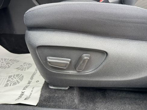 Used 2025 Toyota Highlander LE image 16