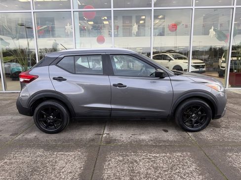 Used 2018 Nissan Kicks S image 9