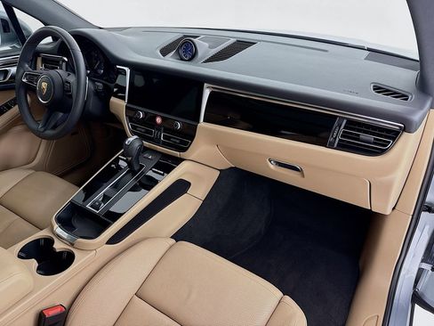Certified 2025 Porsche Macan AWD/4WD image 33