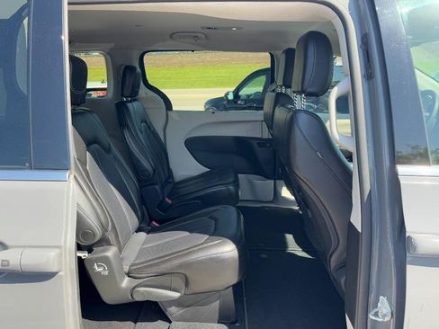 Used 2023 Chrysler Pacifica Touring-L FWD image 12