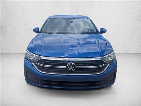 Used 2024 Volkswagen Jetta SE FWD image 2