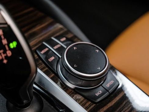 Used 2022 BMW 530e w/ Premium Package image 25