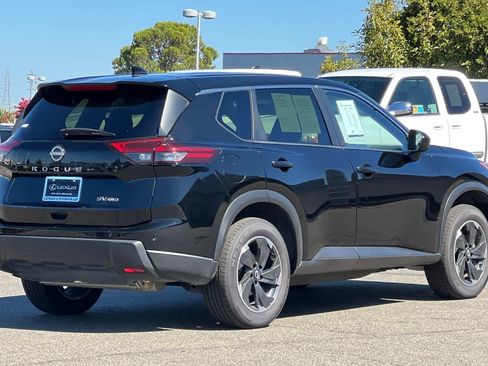 Used 2024 Nissan Rogue SV AWD/4WD image 2