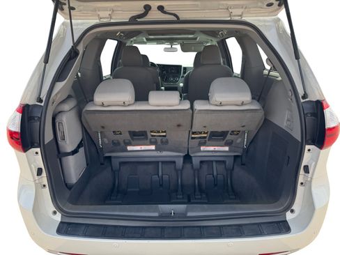 Used 2017 Toyota Sienna XLE Premium image 19
