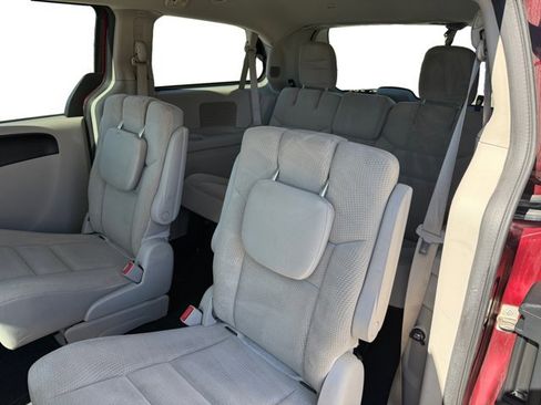 Used 2018 Dodge Grand Caravan SE w/ UConnect Hands-Free Group image 11