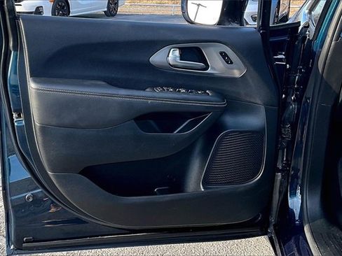 Used 2025 Chrysler Pacifica Select image 20