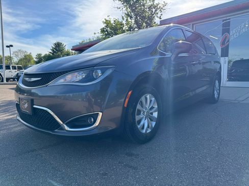 Used 2019 Chrysler Pacifica Touring Plus FWD image 1
