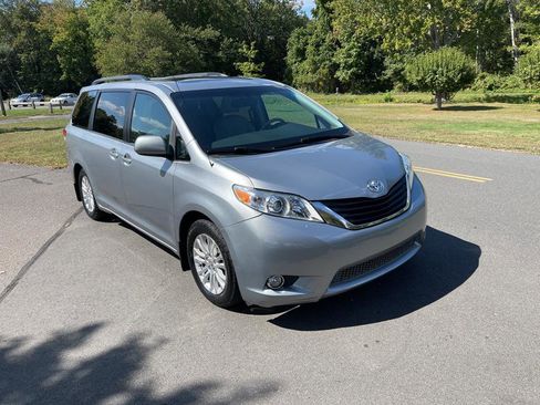 Used 2012 Toyota Sienna XLE image 1