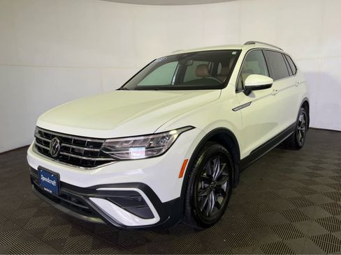 Used 2022 Volkswagen Tiguan SE w/ Panoramic Sunroof Package image 3