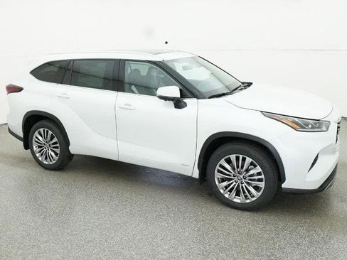 New 2026 Toyota Highlander Platinum image 12