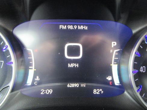 Used 2023 Chrysler Pacifica Touring-L FWD image 27