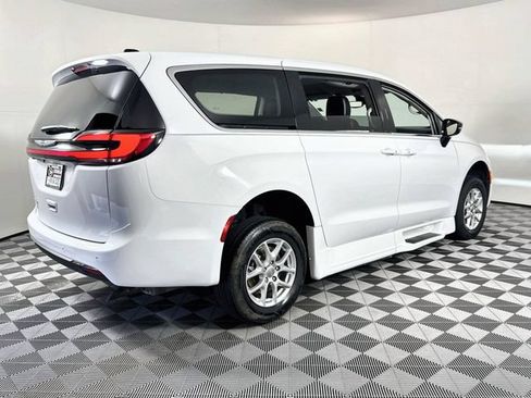 Used 2024 Chrysler Pacifica Touring-L FWD image 22
