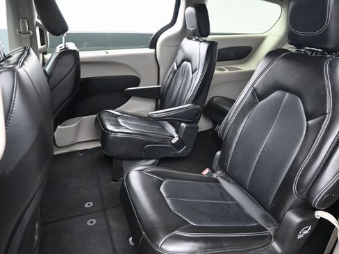 Used 2024 Chrysler Pacifica Touring-L image 28