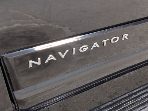 Used 2017 Lincoln Navigator L Select image 12