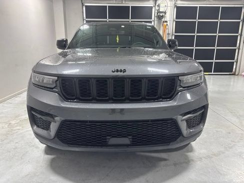 Used 2024 Jeep Grand Cherokee Altitude RWD image 3