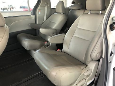 Used 2019 Toyota Sienna XLE image 11