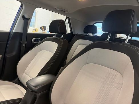 Used 2025 Hyundai Venue SEL FWD image 54