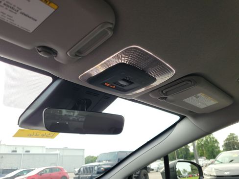 Used 2025 Toyota Prius LE FWD image 30