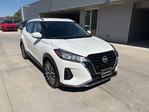 Used 2024 Nissan Kicks SV image 3