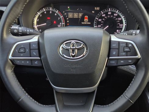 Used 2023 Toyota Highlander LE FWD image 16