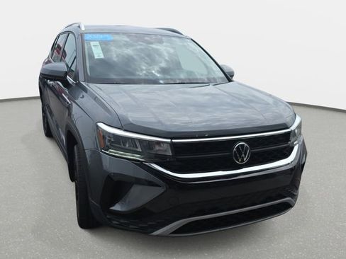 Used 2023 Volkswagen Taos SE w/ Black Wheel Package FWD image 3