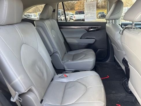 Used 2024 Toyota Highlander Platinum image 11