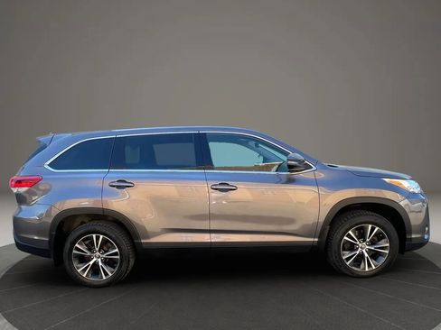 Used 2019 Toyota Highlander LE AWD/4WD image 4
