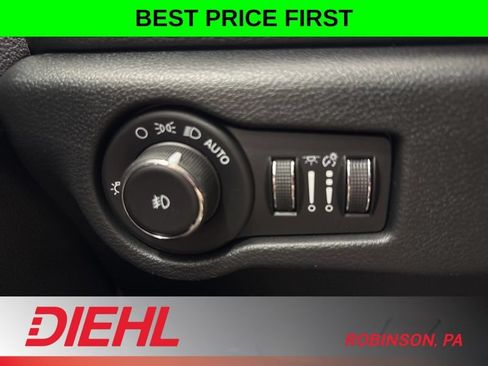 New 2026 Chrysler Pacifica Select FWD image 28