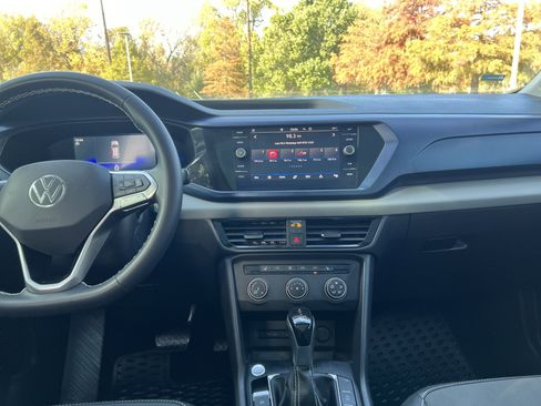 Certified 2022 Volkswagen Taos SE w/ Panoramic Sunroof Package image 28