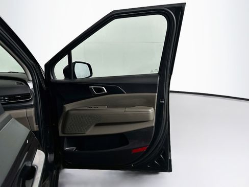 Used 2025 Kia Carnival FWD image 31