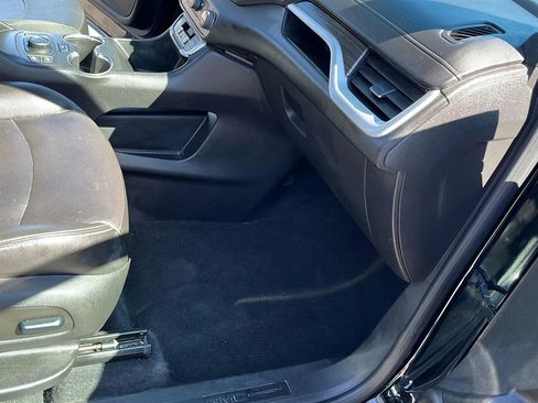 Used 2022 GMC Terrain SLT w/ Tech Package image 17