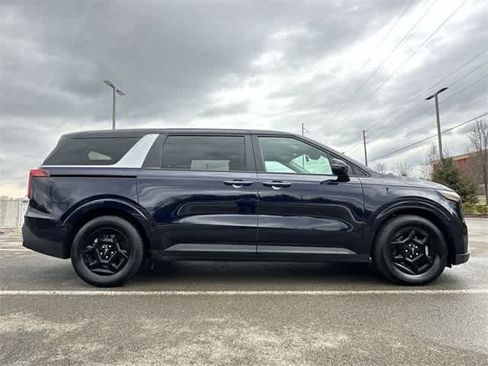 Used 2025 Kia Carnival image 3