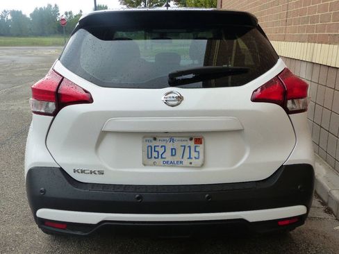 Used 2020 Nissan Kicks S FWD image 10