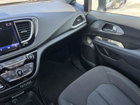 Used 2023 Chrysler Pacifica Touring FWD image 29