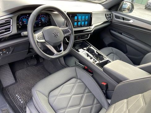Used 2025 Volkswagen Atlas Cross Sport SE w/ Panoramic Sunroof Package image 24