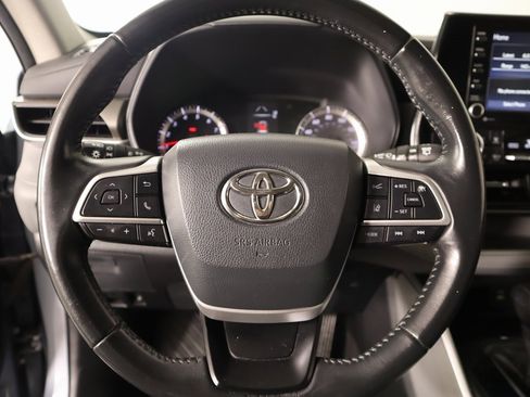 Used 2022 Toyota Highlander LE image 3