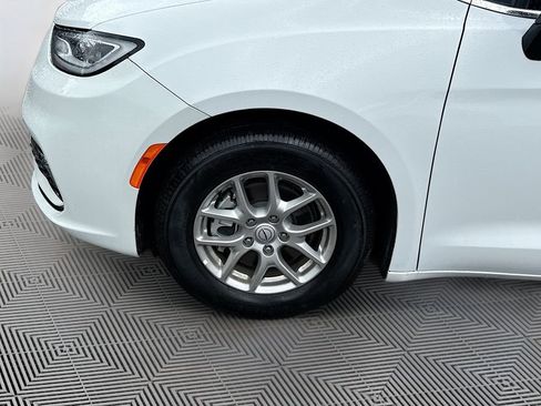 Used 2026 Chrysler Pacifica Select image 35