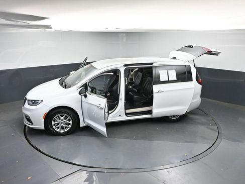 Used 2023 Chrysler Pacifica Touring-L image 50