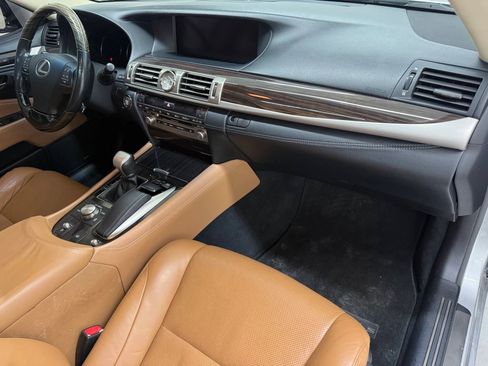 Used 2013 Lexus LS 460 w/ Comfort Pkg RWD image 12