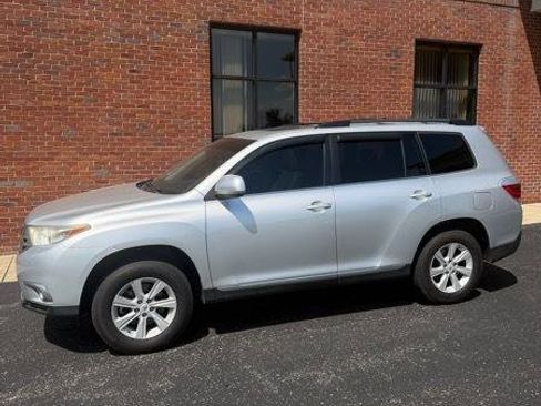 Used 2012 Toyota Highlander SE w/ Tow Pkg AWD/4WD image 3