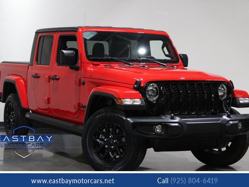 Used 2022 Jeep Gladiator Sport image 1