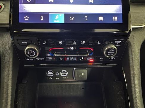 Used 2022 Jeep Grand Cherokee L Overland w/ Luxury Tech Group IV AWD/4WD image 36