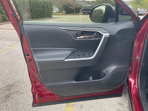 Used 2021 Toyota RAV4 XLE Premium image 11