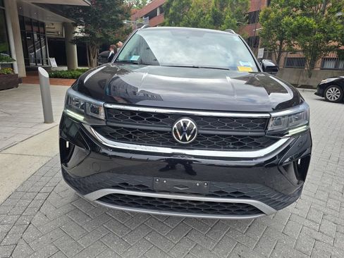 Used 2022 Volkswagen Taos SE FWD image 2