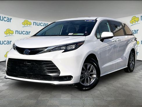 Used 2025 Toyota Sienna LE image 3