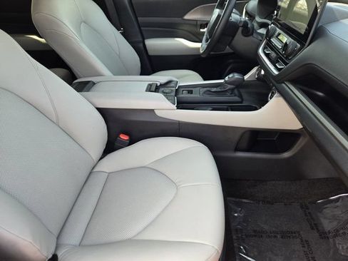 Used 2024 Toyota Grand Highlander AWD image 13