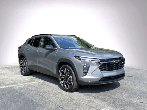 Used 2026 Chevrolet Trax RS FWD image 2