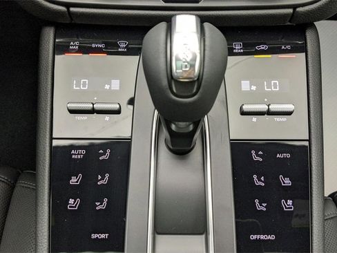 Used 2022 Porsche Macan image 42