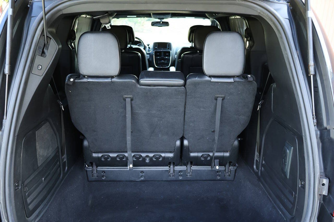 Used 2014 Dodge Grand Caravan R/T w/ Driver Convenience Group FWD image 16