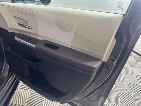 Used 2023 Toyota Sienna Platinum AWD/4WD image 16